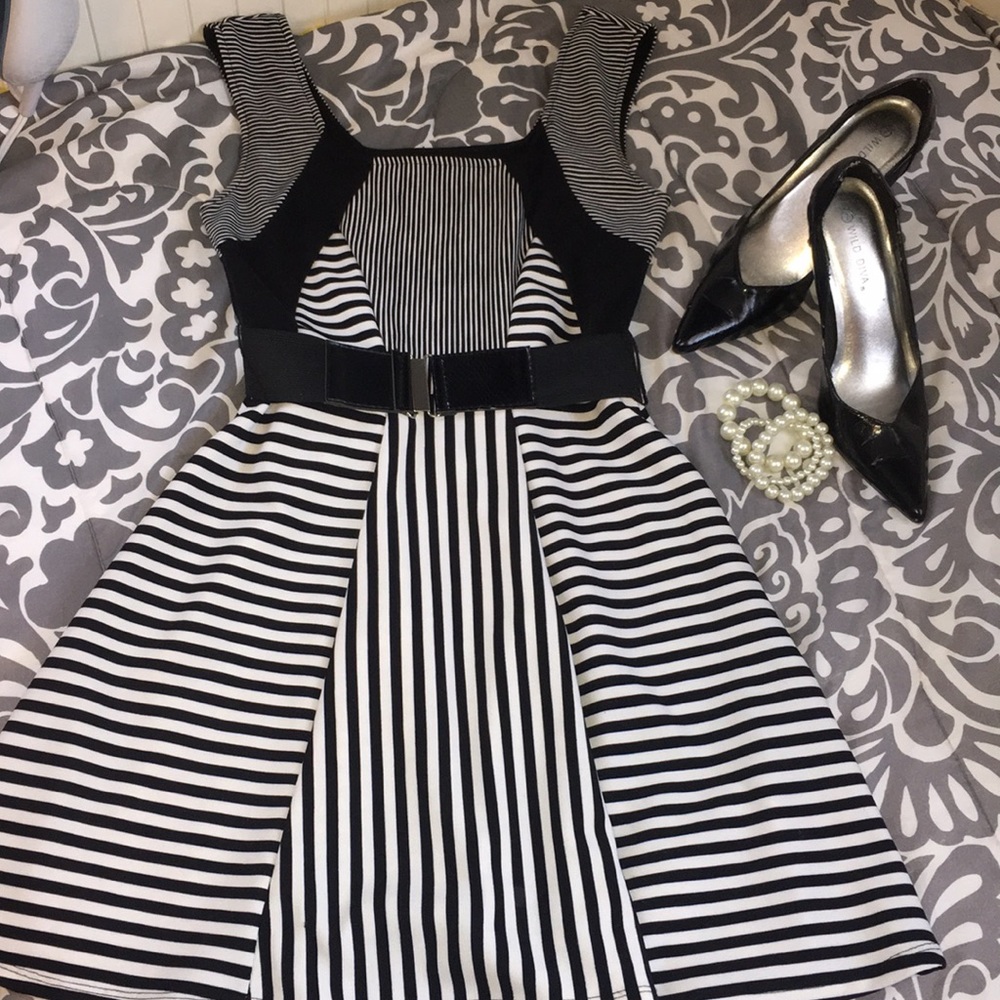 Small Black and white lined dress.🖤